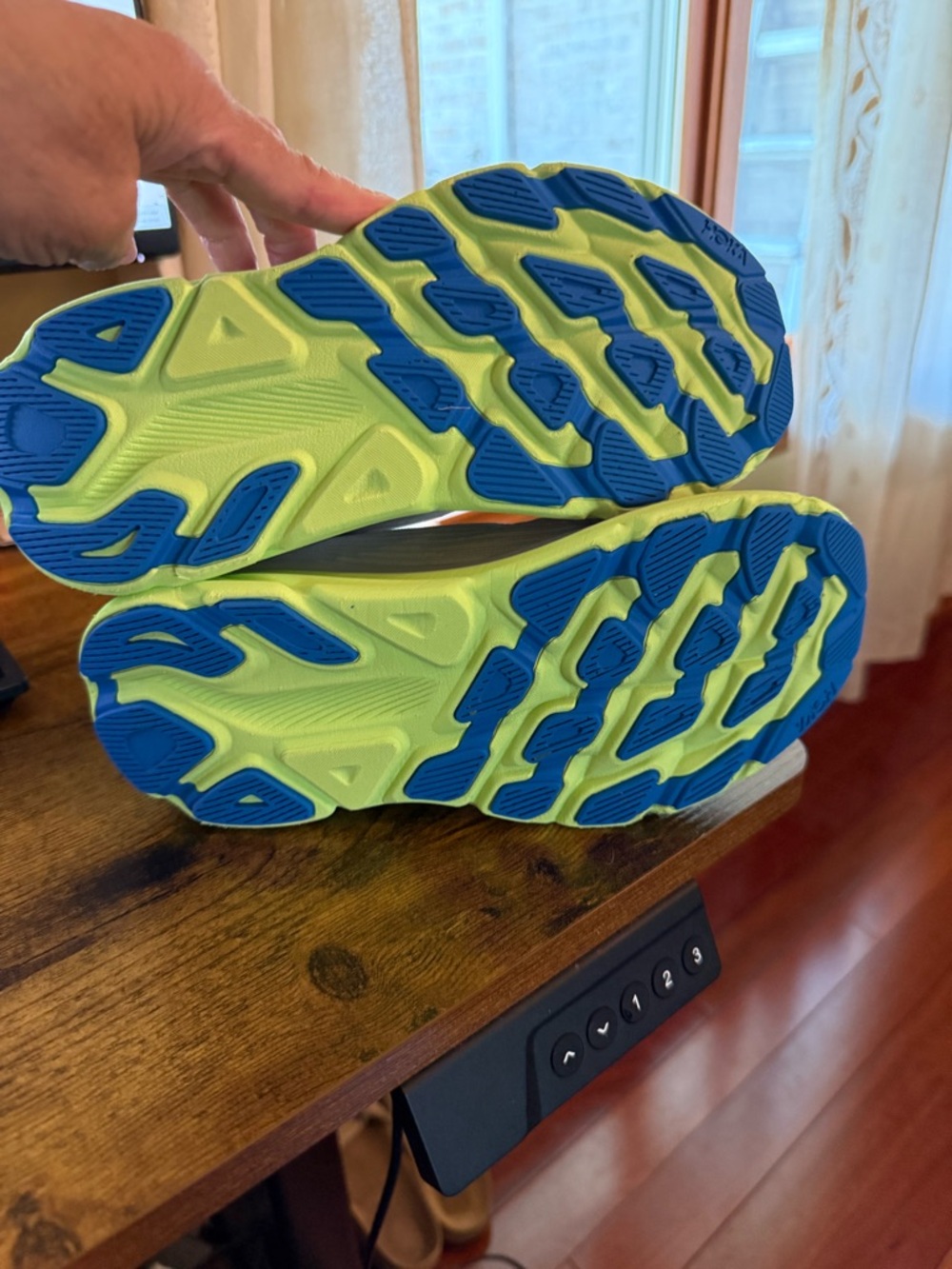 Kid’s Hoka Clifton 9 running shoes in a grey, cobalt blue, neon yellow, sz 4.5 - Picture 4 of 9
